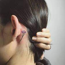 Tatouage derrière l'oreille discret - 20 idées de tatouages derrière l' oreille jolis et discrets - Elle | Beautiful small tattoos, Small flower  tattoos, Violet tattoo