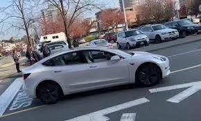 Video shows driverless Tesla car going wrong way down road | Daily Mail  Online