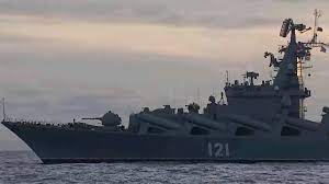 Rusya'nın amiral gemisi Karadeniz'de infilak etti: Taraflar farklı nedenler  açıklıyor