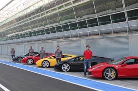 Guidare una ferrari su pista. Guidare In Pista Una Ferrari Come Regalo Di Natale Mondo Auto Automoto