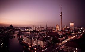 Berlin, aynı zamanda bir eyalettir. Berlin De Gun Batimi Manzara