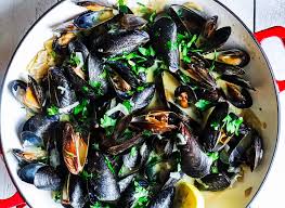steamed mussels in a creamy garlic