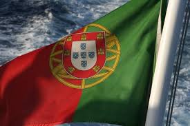 A bandeira de portugal é um retângulo, divido pelas cores verde e vermelho. Libertados Tripulantes Sequestrados Em Navio De Bandeira Portuguesa No Benim