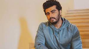 Bollywood actor arjun kapoor recently appeared on the discovery+ show 'starvsfood ' and was seen whipping up a dish along with the professional chef gulaam gouse deewani. Arjun Kapoor Reprimands Photographer Who Climbed The Wall Of Kareena Kapoor Saif S Residence This Is Wrong Watch Gossipchimp Trending K Drama Tv Gaming News