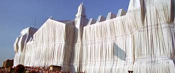 Christo wraps the Reichstag in Berlin: the freedom of art