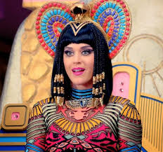 The routine is performed in a trio, with the dancers in outfit that is a cross between futuristic and egyptian. Katy Perry Dark Horse Wallpapers Katty Perry Katy Perry Photos Katy Perry Costume