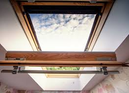 Imaginez tout ce qu'une fenêtre pour toit plat velux peut apporter à votre habitation : Velux Pvc Vs Velux Bois Comment Bien Choisir Sa Fenetre De Toit