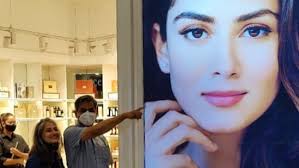 Compare ratings & reviews and never buy a bad beauty product again on mira. Mira Rajput S Parents Are Proud As They Spot Her Poster In A Mall Can T Even Begin To Describe This Feeling Bollywood Hindustan Times