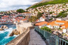 Тут что ни здание, то памятник эпохи возрождения, что ни улица, то путешествие сквозь время, что ни прохожий, то знаменитость (это преувеличение, но небольшое). Dubrovnik Horvatiya Otzyv I Rekomendacii Turistam 2021