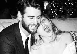 Miley cyrus knows how to make a fashion statement. Miley Cyrus Teilt Neue Unveroffentlichte Hochzeitsbilder Mit Liam Hemsworth