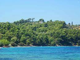 Η παραλία καστρί έχει πάρει το όνομα της από τον οικισμό καστρί. Kastri Paliokastro Mikros Oikoismos Sthn Boreia Eyboia