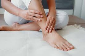swollen feet common causes and symptoms