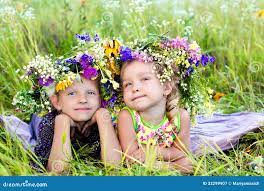 Дети на природе лета стоковое изображение. изображение насчитывающей  подарок - 32299907