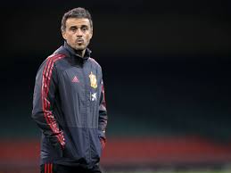 Luis enrique kann mit geisterspielen nichts anfangen. Spanien Luis Enrique Kehrt Nach Schock Nachricht Auf Trainerbank Zuruck Fussball