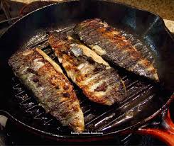 Crispy grilled mackerel with garlic & lemon - a healthy family dinner