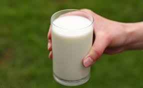 Ile waży Szklanka mleka 3 2% sprawdź kalorie i wagę obejrzyj