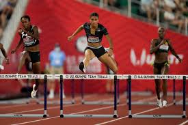 På de indendørsbaner, som bruges til mesterskaber (200 m), er det to omgange på banen. Sydney Mclaughlin Shatters 400 Meter Hurdles World Record The Boston Globe
