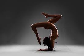 Nackt-Yoga, der neue Trend aus den USA