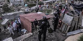 Sicherheit polizist fragen pistole kriminalität überwachung unfall krieg gesetz polizei Corona In Kolumbiens Armenvierteln Wenn Die Bagger Kommen Taz De