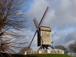 Información sobre viento en el diccionario y enciclopedia en línea gratuito. Visita A Los Molinos De Viento De Brujas Belgica Con La Mochila