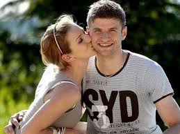 Lisa trede, or also known as lisa muller, is famous for being the wife of the bayern munich star thomas muller. Thomas Muller Photo Thomas Muller Lisa Muller Thomas Muller Thomas Muller Thomas