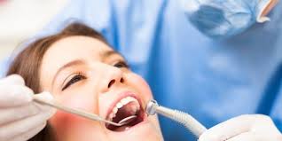 Anda bisa mengompres bagian gigi yang sakit dengan es batu sekitar 15 menit hingga rasa sakitnya berkurang. 7 Cara Mengobati Gigi Berlubang Yang Sakit Dengan Alami Dan Ketahui Penyebabnya Merdeka Com