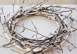 Want a winter diy project to spruce up your home's decor? Twig Wreath Infarrantly Creative