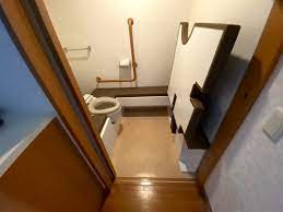 横向きトイレを、アクセシブルな跳ね上げ式トイレ台で高床に〈9295〉アニティデザイン