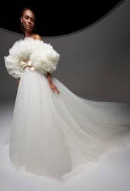 Kann man ein hochzeitskleid eigentlich auch günstig online kaufen? Brautmode 2021 Diese 9 Brautkleider Trends Musst Ihr Kennen Glamour