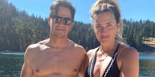 Mark wahlberg showed off his toned bod during his family's new year's getaway to barbados, and his wife made fun of him for it. Mark Wahlberg Shows Off His Ripped Abs In Sweet Photo With Wife Rhea Durham People Com