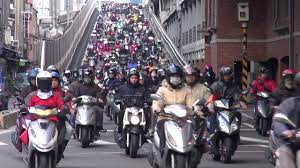 taiwan taipei motorbikes traffic in