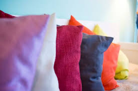how to choose the perfect throw pillow