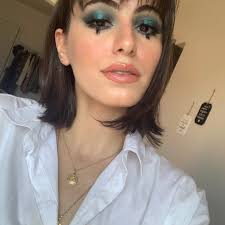 dramatic blue halo eye makeup