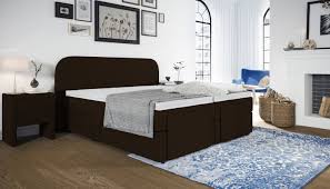 Luxuriöses schlafzimmer in einem schönen grauton bietet atemberaubendes dekor von michael schlafzimmer in dunklen farbtönen mit ein paar luxuriösen bänken am fußende des bettes von. Bett In Braun