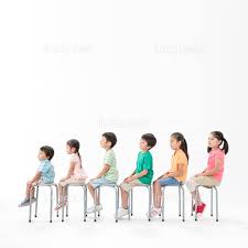 並んで椅子に座る子供達】の画像素材(11562348) | 写真素材ならイメージナビ