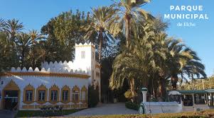 ˈɛʎtʃ) is a town and municipality of spain, belonging to the province of alicante, in the valencian community. Parque Municipal De Elche Oasis De Palmeras Con Los Ninos En Mochila