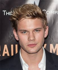 Jeremy Irvine Hairstyles, Hair Cuts and Colors