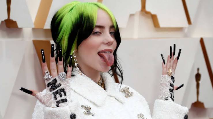 ¡Billie Eilish fue sorprendida engañando a su prometida!