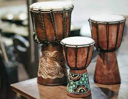 Alat musik ini berasal dari afrika, beberapa daerah sering akrab dengan tambador. Alat Musik Papua Yang Unik Dari Bentuk Hingga Bunyinya Blibli Friends