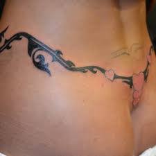 Feminenliğini ön plana çıkarmak isteyenler tarafından daha çok tercih ediliyor bu dövme modeli. Genital Tattoo Google Arama Tattoo