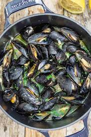 steamed mussels in white wine broth