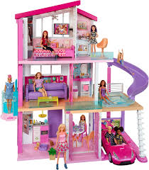 Vive momentos de gran diversión en esta casa de los sueños de barbie.• mide 1 metro de alto y 1.2 metros de ancho.• cuenta con tres pisos, 8 habitaciones, un ascensor y piscina con tobogán.• el ascensor con capacidad para 4 muñecas o una muñeca barbie® en silla de ruedas.• los sonidos ayudan a darle realismo a los juegos.diviértete por horas haciendo diversas actividades en esta. Muneca Barbie Mega Casa De Los Suenos Amazon Com Mx Juegos Y Juguetes
