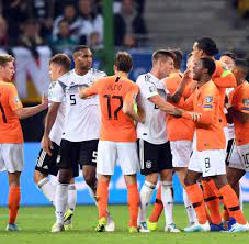 Depay kommt über die linke seite und spielt einen tollen. Em Qualifikation Deutschland Verliert Gegen Die Niederlande Welt