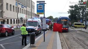 Kerowca ruszył, mimo iż na jezdni przed autobusem byli ludzie. 17 Latka Zginela Potracona Przez Tramwaj Policja Wyjasnia Okolicznosci Wypadku Polsat News
