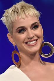 Singer katy perry has delighted fans by showing off her brand new long, wavy hairstyle, looking completely different to her usual pixie style. Katy Perry Opens Up About Experiencing Depression Teen Vogue