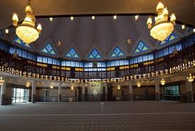 Masjid wilayah persekutuan memiliki 4 kubah besar dan 22 kubah kecil yang sangat mengesankan saat dilihat. Masjid Negara Malaysia Kaya Hiasan Kaligrafi Alquran Republika Online