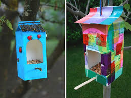 une mangeoire pour les oiseaux du jardin