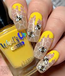 nail art dripping honey blebee nails