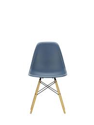 The eames plastic chairs are renewed versions of the legendary fiberglass chair. Vitra Stuhl Eames Plastic Sidechair Dsw Designikonen Designmobel Shop