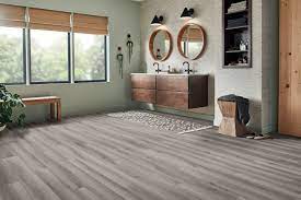 One of the biggest new trends in home décor over the past few years is the rise of porcelain and ceramic tile that looks like wood. Tile That Looks Like Wood